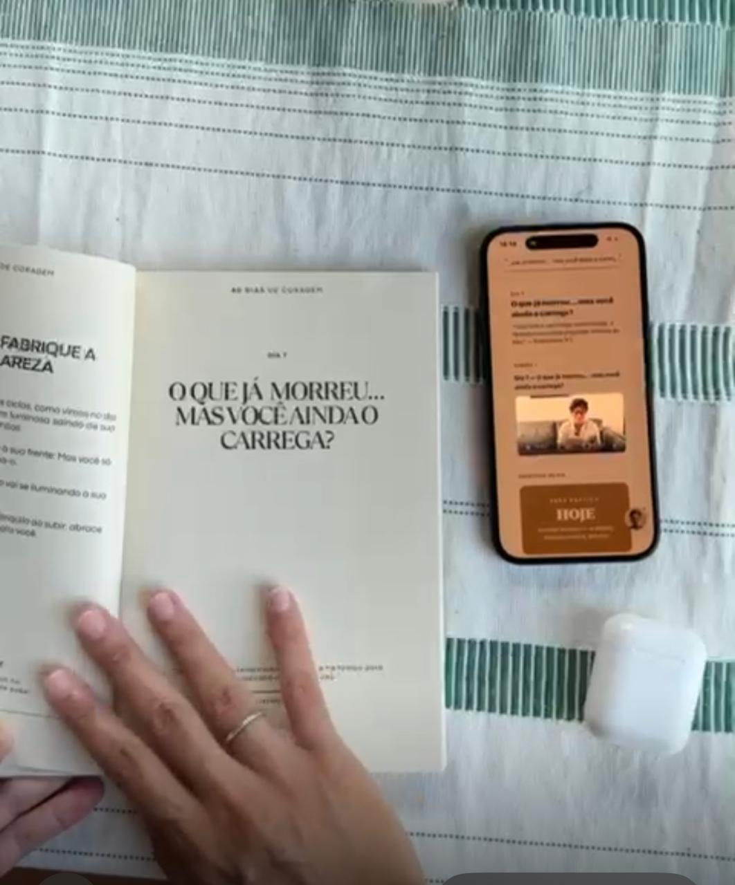 O livro 40 Dias de Coragem, o app Clareza em Voz Alta no celular e os fones de ouvido, lado a lado