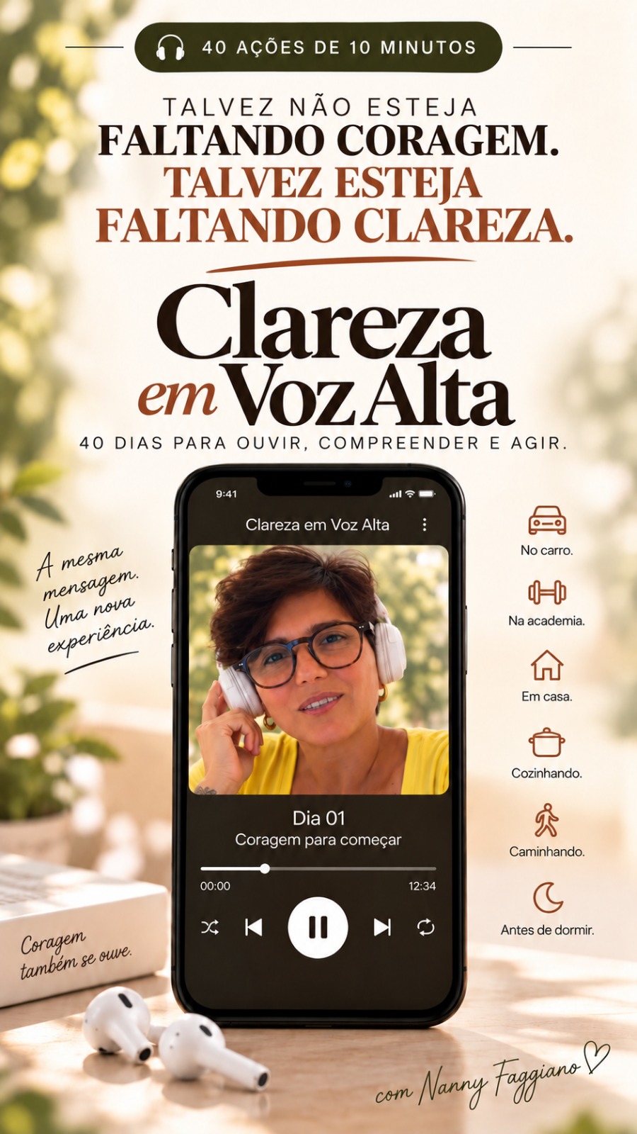 Celular mostrando o player Clareza em Voz Alta, Dia 01, com Nanny Faggiano de fones de ouvido, 40 ações de 10 minutos, no carro, na academia, em casa, cozinhando, caminhando ou antes de dormir